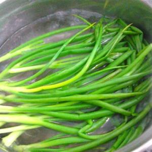 Cách làm cá cuộn nấm nướng sốt chanh dây