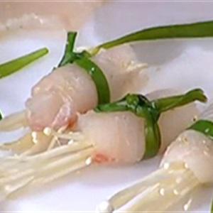 Cách làm cá cuộn nấm nướng sốt chanh dây
