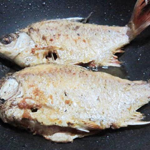 Cách làm cá diếc kho tiêu
