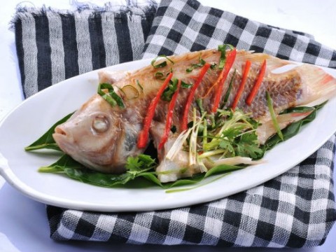 Cá điêu hồng hấp lá nhàu