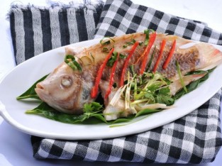 Cá điêu hồng hấp lá nhàu