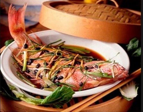 Cá điêu hồng hấp xì dầu cuốn bún.