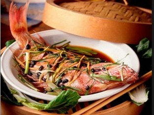 Cá điêu hồng hấp xì dầu cuốn bún.