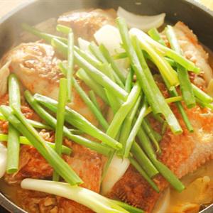 Cách làm cá diêu hồng om dưa cải chua