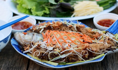 Cá hấp miến cuốn bánh tráng