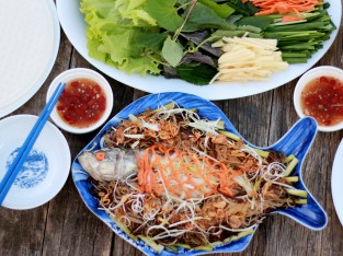 Cá hấp miến cuốn bánh tráng