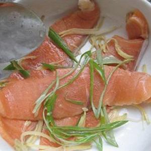 Cách làm cá hồi chiên mật ong