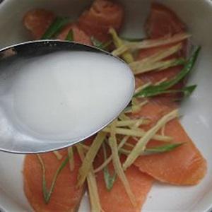 Cách làm cá hồi chiên mật ong