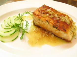 Cá hồi chiên sốt bơ