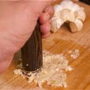 Cách làm cá hồi chiên tỏi