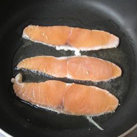 Cách làm cá hồi chiên tỏi