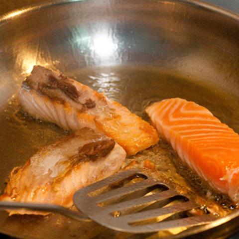 Cách làm cá hồi chiên tỏi