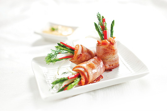 Cá hồi cuộn măng tây