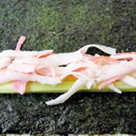 Cách làm cá hồi cuộn sushi