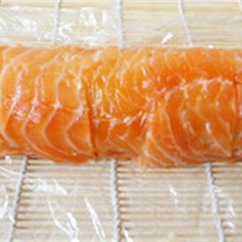 Cách làm cá hồi cuộn sushi