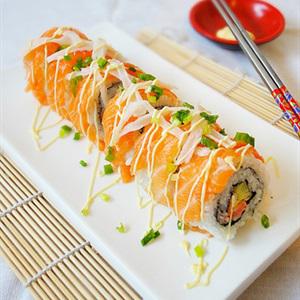 Cách làm cá hồi cuộn sushi