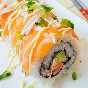 Cách làm cá hồi cuộn sushi
