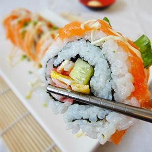 Cách làm cá hồi cuộn sushi