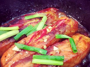 Cá hồi kho tộ thơm cay cho ngày lạnh