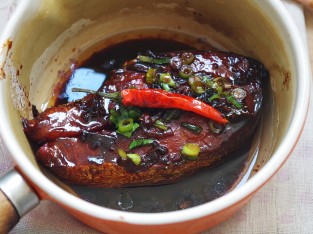 Cá hồi kho tộ thơm nức