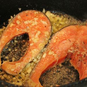 Cách làm cá hồi nướng bằng chảo