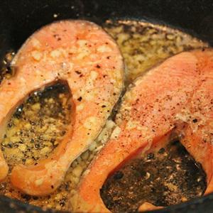 Cách làm cá hồi nướng bằng chảo