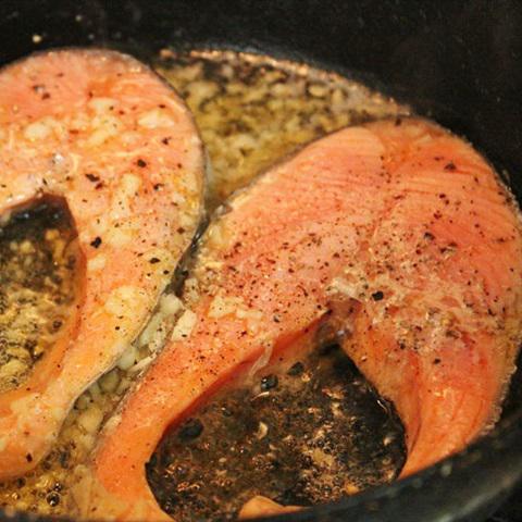 Cách làm cá hồi nướng bơ tỏi