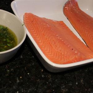 Cách làm cá hồi nướng chanh