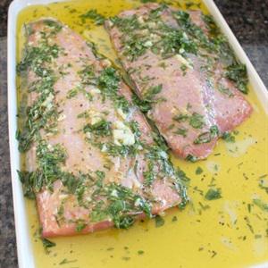 Cách làm cá hồi nướng chanh