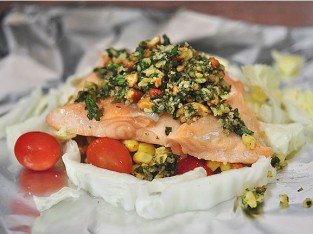 Cá hồi nướng giấy bạc và sốt pesto