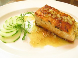 Cá hồi nướng sả sốt lá thơm