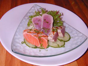 Cá hồi nướng tái sốt chua cay