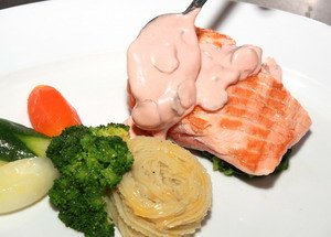 Cá hồi sốt nụ bạch hoa