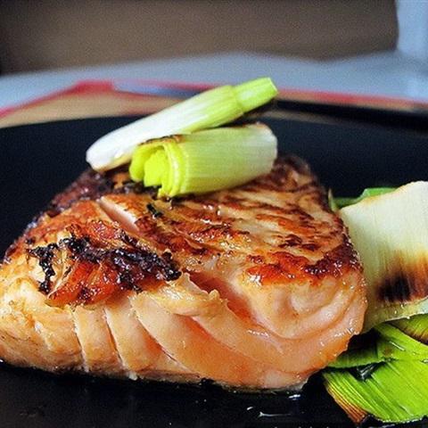 Cách làm cá hồi sốt tương gừng
