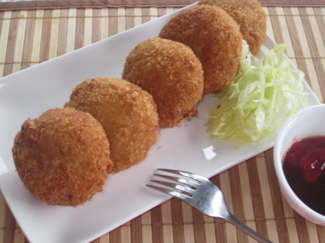 Cá hồi trộn khoai tây chiên giòn