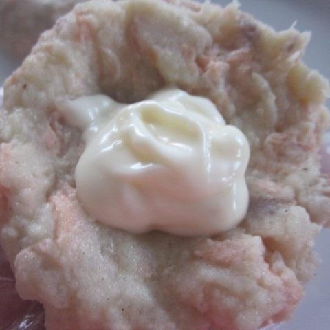 Cách làm cá hồi trộn khoai tây chiên