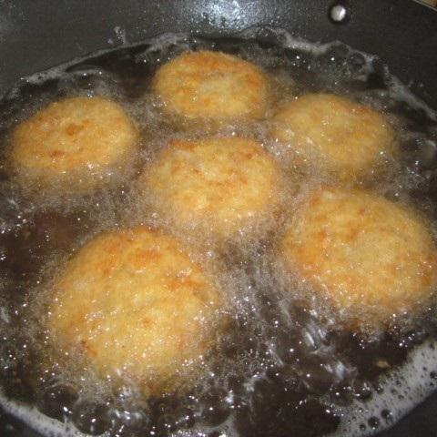 Cách làm cá hồi trộn khoai tây chiên