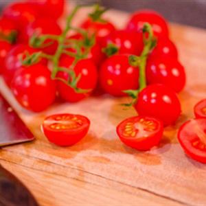 Cách làm cá hồi xào đậu cove và cà chua