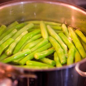 Cách làm cá hồi xào đậu cove và cà chua