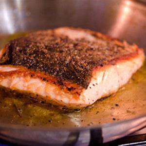 Cách làm cá hồi xào đậu cove và cà chua