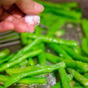 Cách làm cá hồi xào đậu cove và cà chua