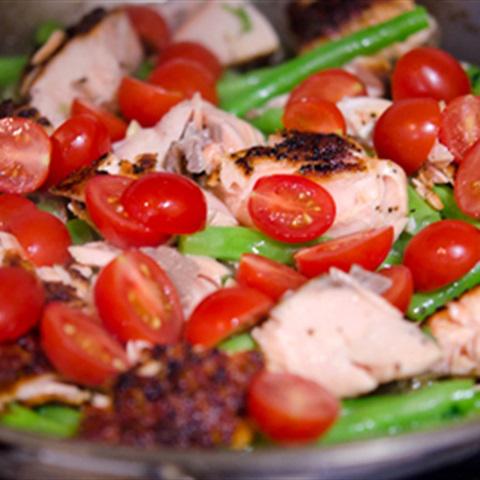 Cách làm cá hồi xào đậu cove và cà chua