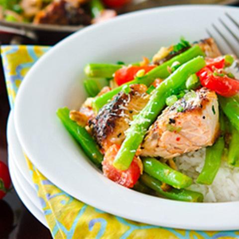 Cách làm cá hồi xào đậu cove và cà chua