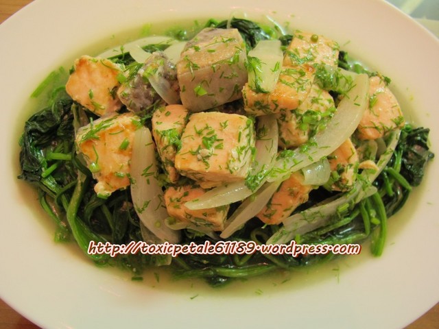 Cá hồi xào rau bó xôi sốt yogurt