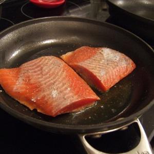 Cách làm cá hồi xào rau củ