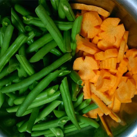 Cách làm cá hồi xào rau củ