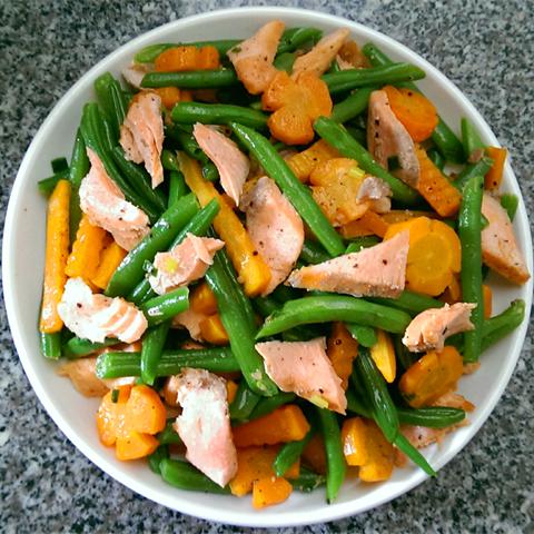 Cách làm cá hồi xào rau củ