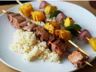 Cá hồi xiên nướng kèm rau củ