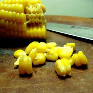 Cách làm cá hồi xông khói sốt ngò