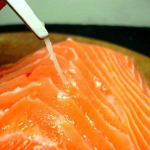 Cách làm cá hồi xông khói sốt ngò